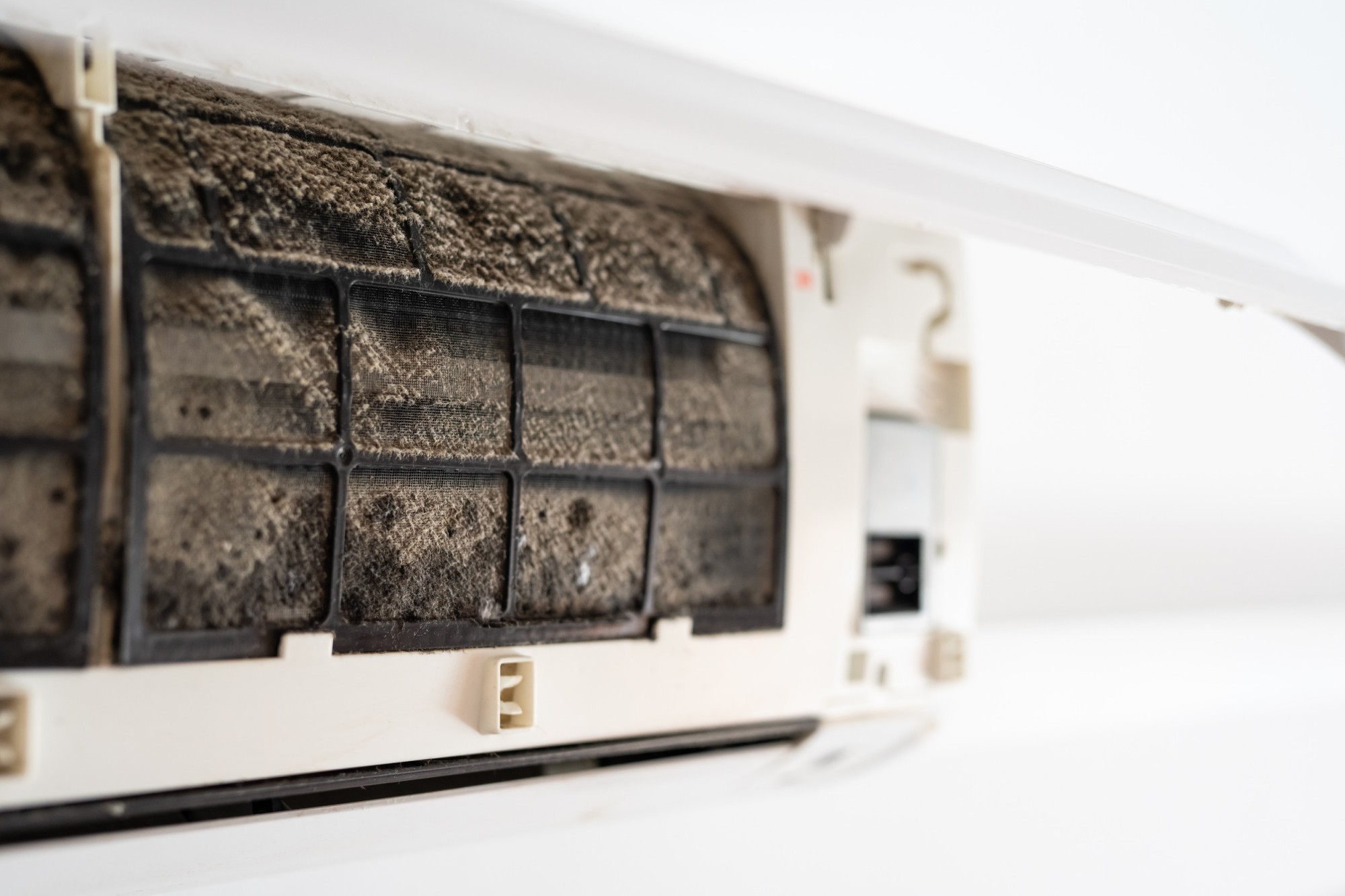 Brudne filtry jednostki wewnętrznej klimatyzatora